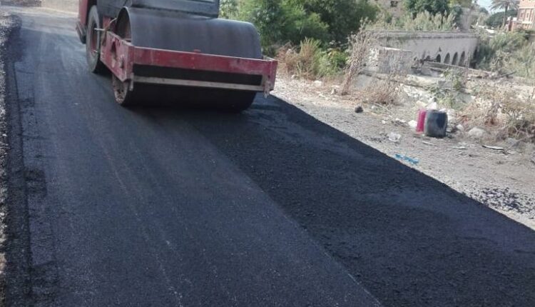 بلدية السكسكية تعبّد طريق حي البركة